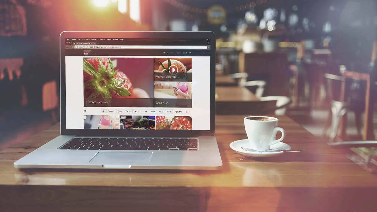 Bring your Divi Blog to the next level » Indikator Design Macbook on a table with "Divi - Filterable Blog Module" opened